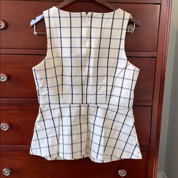 New with tags - Banana Republic top - size 8 - Picture 2 of 3